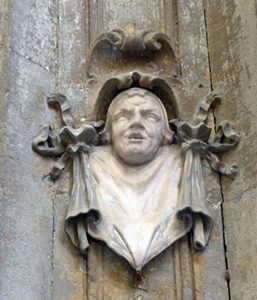 figur an hauswand in Neapel