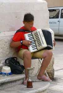 Musik und Tanz vor dem Portal des Doms