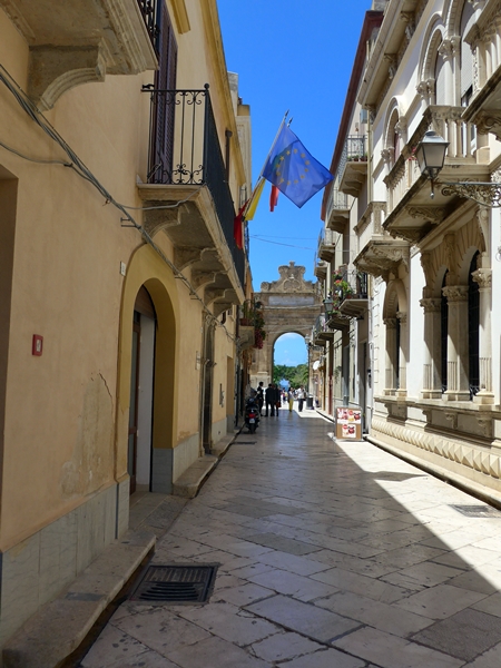 gasse mit europafahne