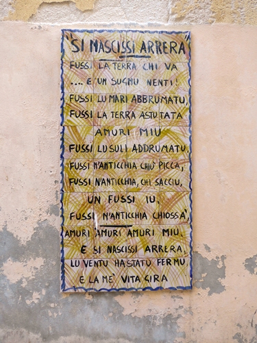 mazara Poesie an der Hauswand