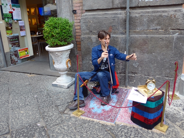 klassische Musik auf der Säge gespielt