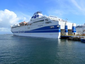 Thyrrenia-Fähre im Hafen von Neapel