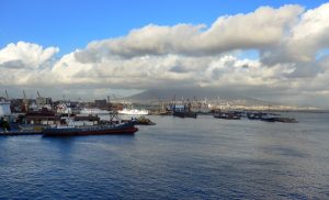 über dem Hafen der verhüllt sich der Vesuch mit Wolken