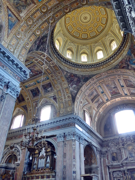 Gesù nuovo, Blick in die Kuppel der Kreuzung