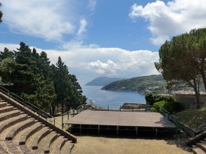 lipari_blick_über_ theater_und_küste