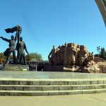 Denkmal am Bogen der Völkerfreundschaft aus sowjetischer Zeit