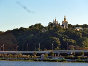 das Höhlenkloster vom Dnipro/Dnjepr aus