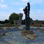 die alte Festung über dem Slutsch und ein Denkmal, das an die Zerstörung erinnert