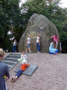 Findling im Park Jahr der Stadtgründung