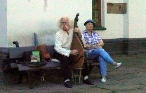 Vor der Sphien-Kathedrale Ruhige, tragische Musik gesungen und gespielt auf der Bandura vor der Sophienkathedrale