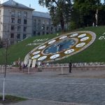 Blumenuhr mit den Farben Europas 