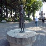 Statue des Mädchens am Eingang