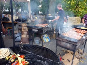 Riesen-Schaschlik im Park