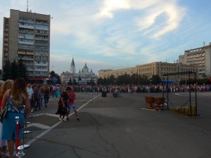 Das Fest hat auch ein eine "offizielle" Seite: Musik und politische Reden auf dem Platz