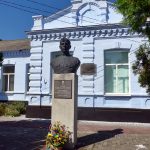 Alexandr Schewtschenko, Denkmal vor der Schule