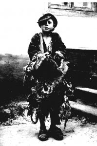 ein "Russenjunge" schützt sich gegen die Kälte