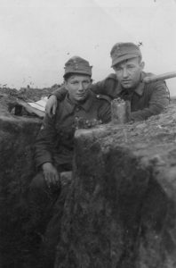 am Rand des Schützengrabens bei Orel mit Meyer