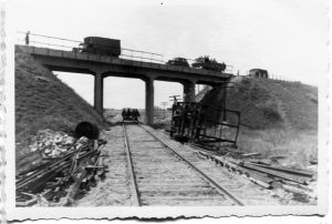 Die Rollbahn quert die Eisenbahnstrecke Shitomir-Zwiahel