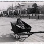 Kind in einer Schubkarre