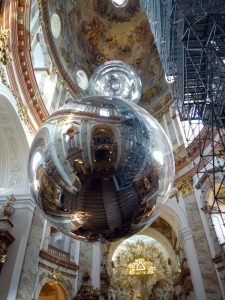 Glaskugeln unter der Kuppel